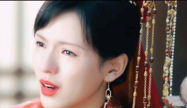 遇见乌童之前,钟敏言和玲珑是一对欢喜冤家,玲珑是