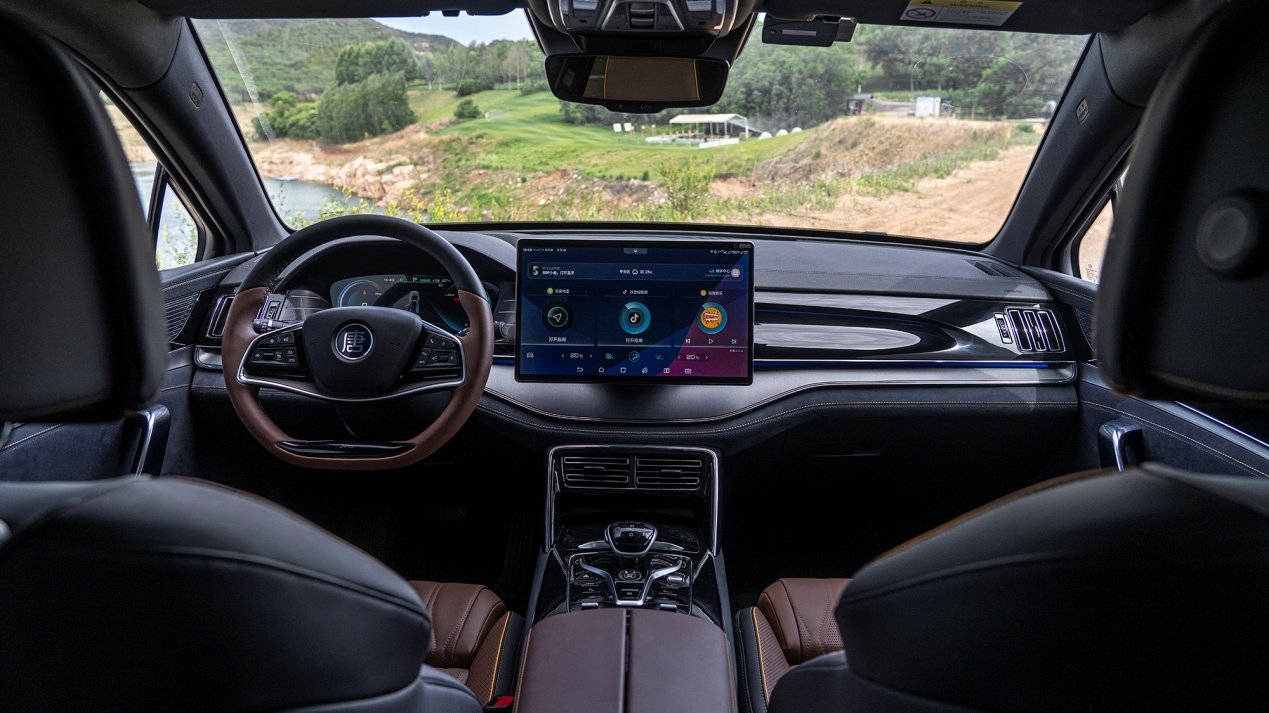 新车内饰采用了全新的设计,拥有s级环抱式豪华智能旗舰座舱,第一感觉