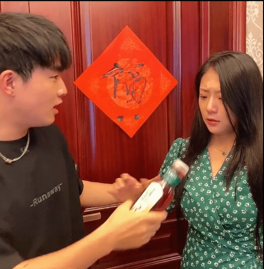 原创赵兮雪与七舅脑爷婚后素颜出镜小腹隆起被质疑怀孕激动否认我是
