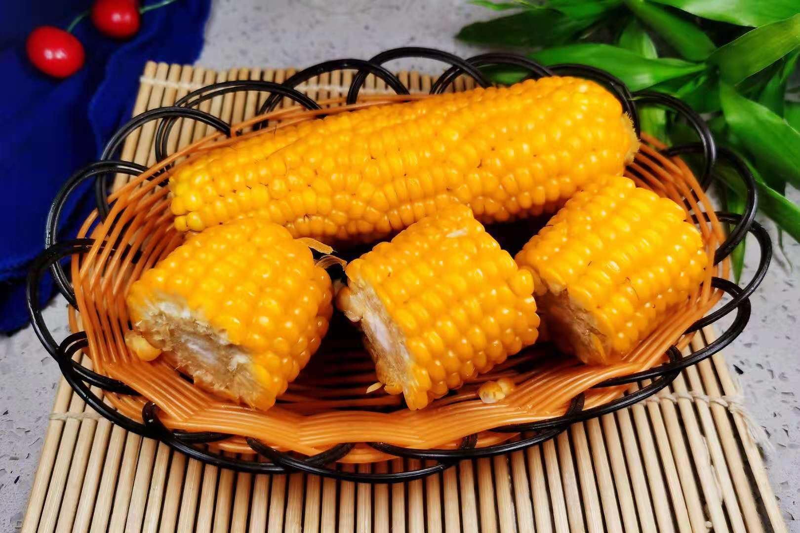 煮玉米时不要只放盐记得多加这2样玉米香甜有营养超好吃