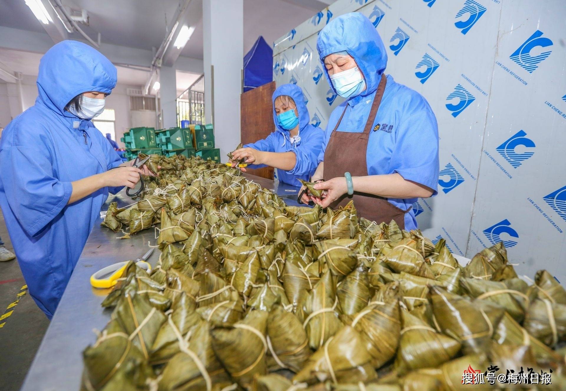 "今年,工厂取用西阳镇阁公岭村的山泉水烹煮粽子,创新推出了寿乡山泉