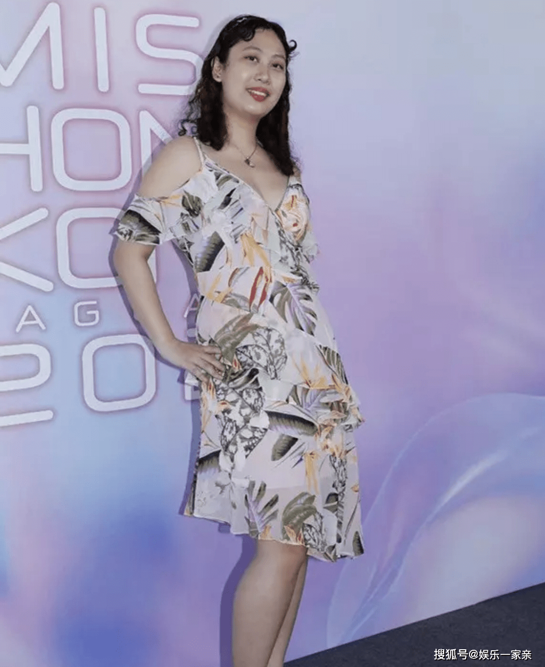 老戏骨关礼杰女儿参选港姐,首轮脱颖而出,圆脸温柔有望成大热门