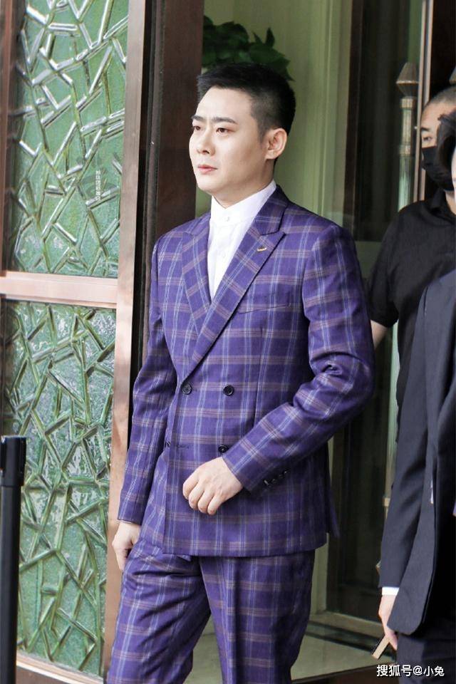 在6月11日下午,德云男团不是身穿大褂在天津德云社内部完成演出录制了