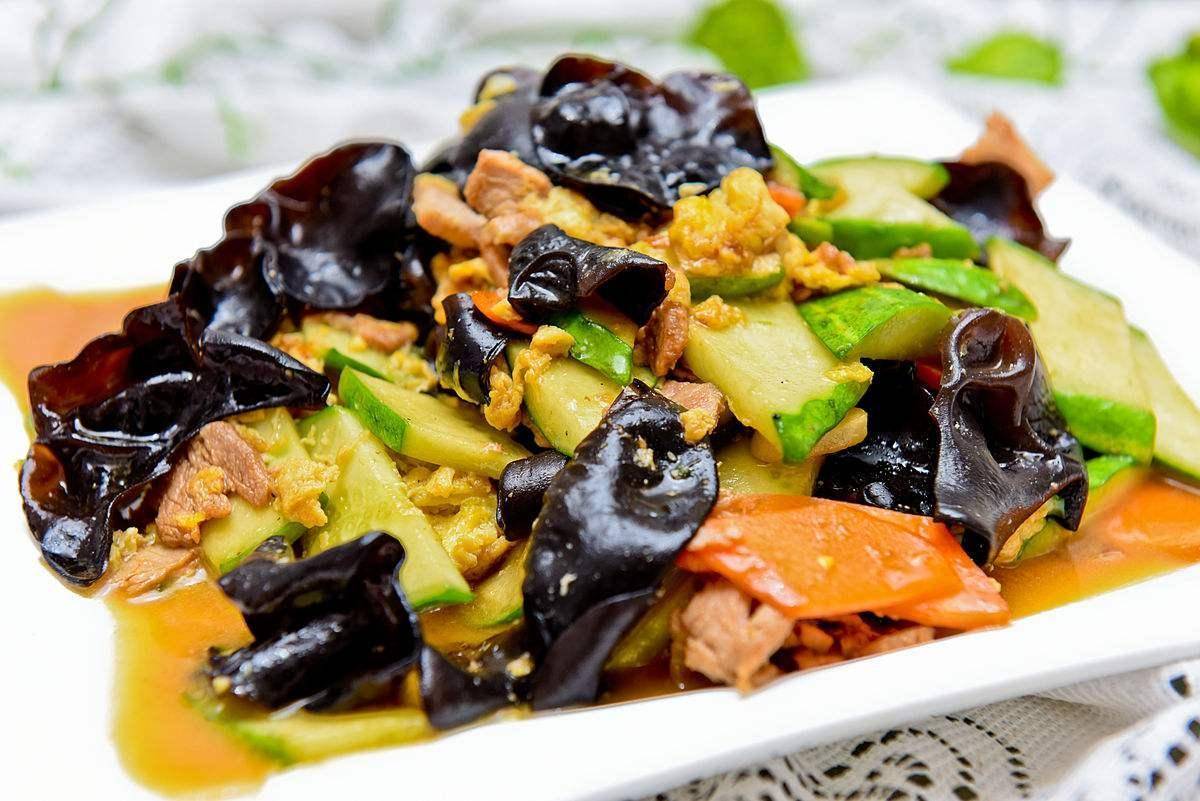 比如说木须肉,这算是出名的鲁菜吧,典型北方菜.