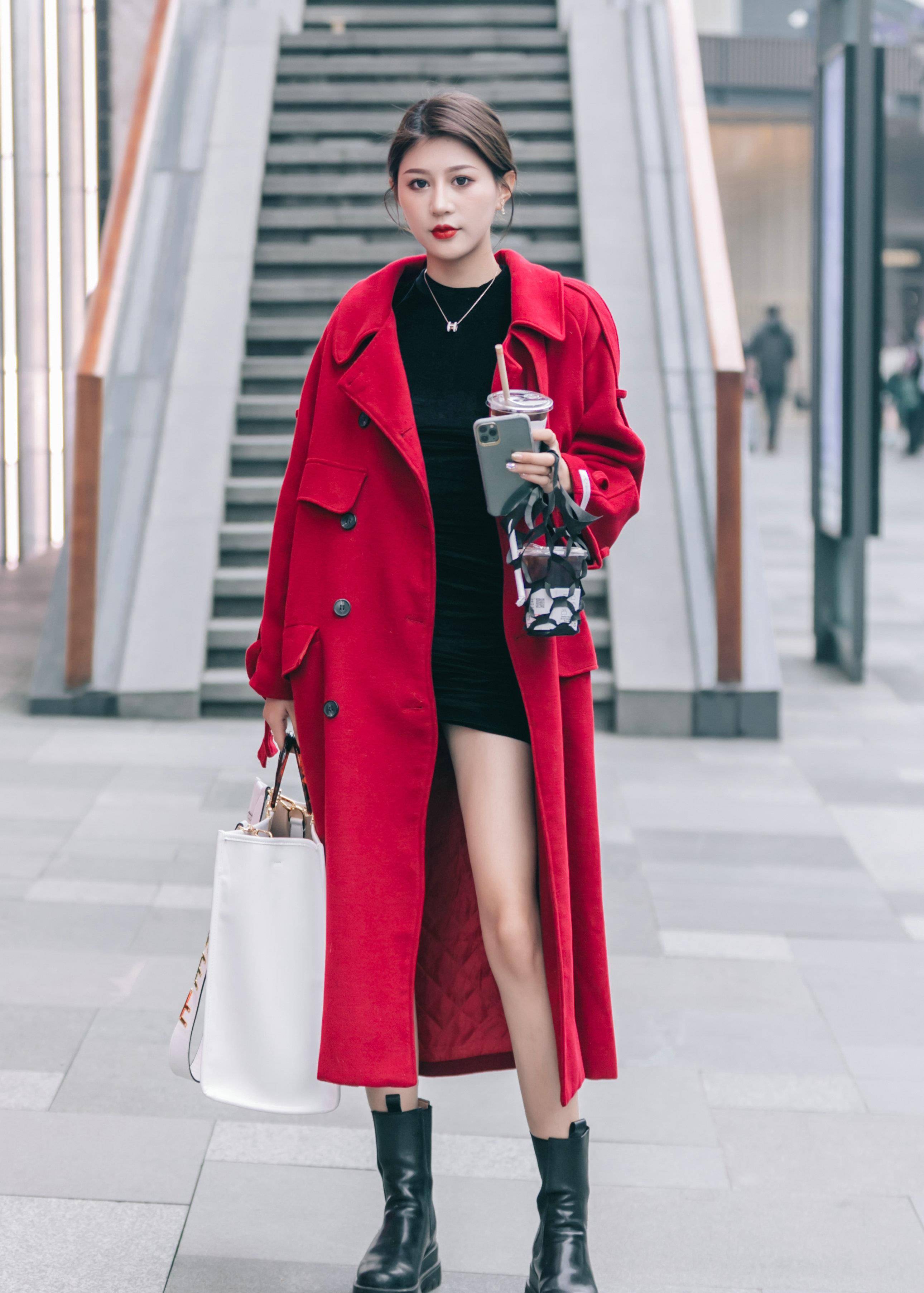 对于喜欢穿裙子的女生来说春天的裙子可以选择毛衣裙