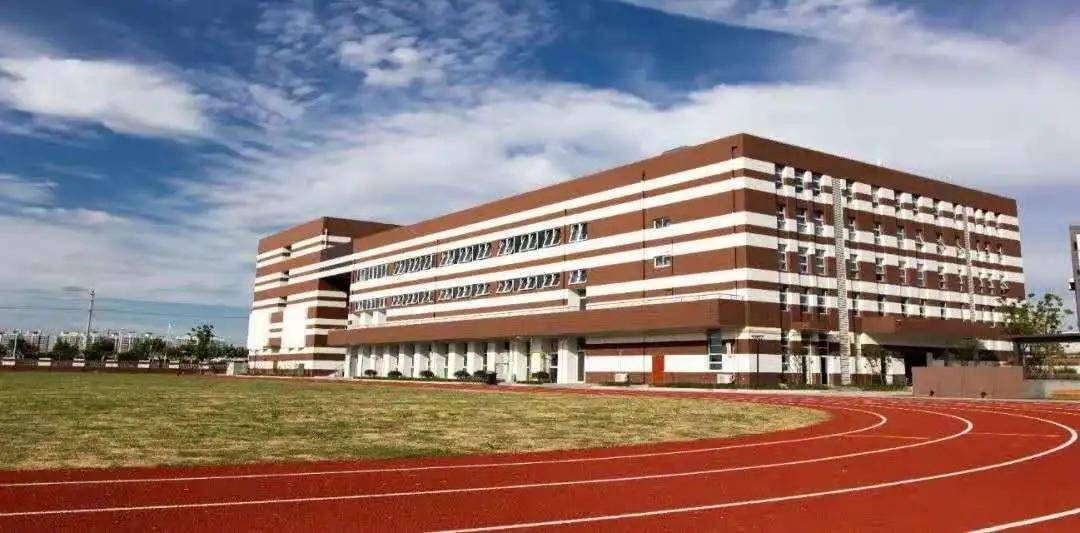 原来,这是华江中学为了感谢集散地指导华江中学学生在第36届上海市