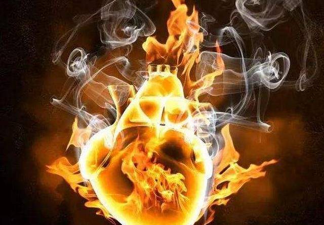 心火旺盛的人易出现心烦意乱,口腔溃疡,舌尖潮红,胸闷,额头长痘,失眠