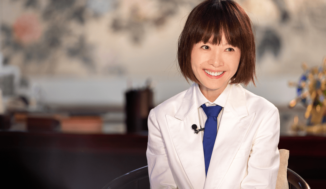 终于领略到瘦子的美鲁豫的头虽然很饱满但身上真挺骨感的