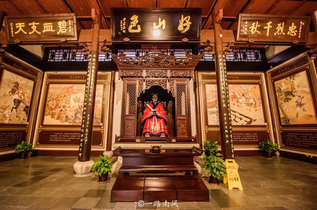 张苍水祠只有二百五十平方米,大厅后方正中位置有张苍水的塑像,四周