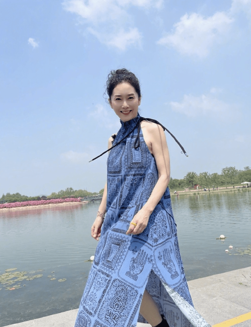 原创刘芸晒与63岁妈妈户外合影母女秀高挑身材同吃冰淇淋像姐妹花