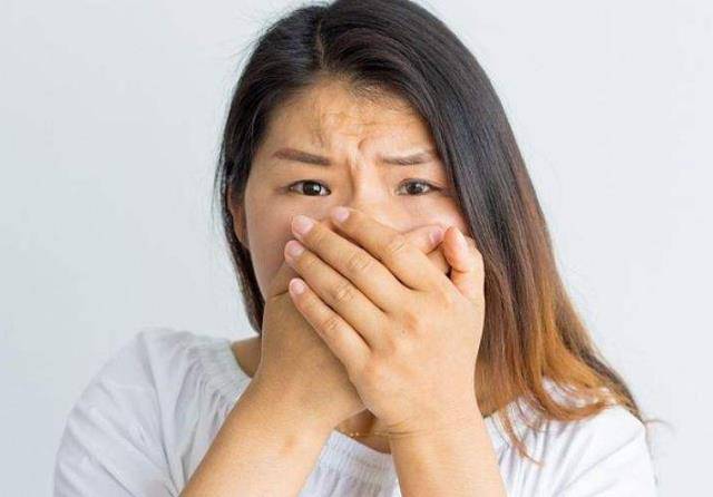 原创早上起床口腔臭味难闻真尴尬预防口臭新技能get起来