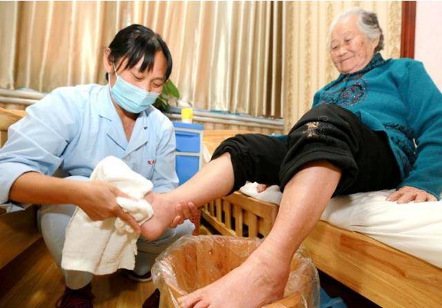 晚上几点洗脚 fd36404e206741e9b29c453d35a480de.jpeg