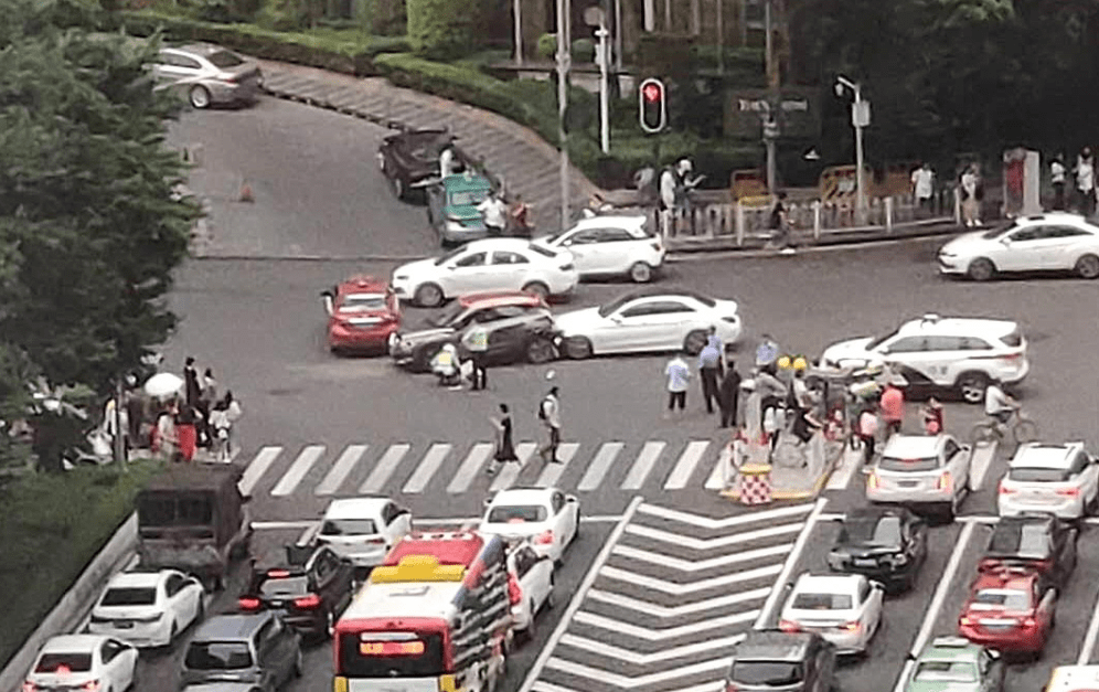 高二女生雨天骑行难题获专利，创新之路的勇敢探索