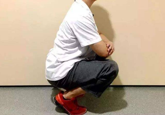 蹲走其实就是自己让身体蹲下来,双手环抱着膝盖,然后用我们腰部的力量