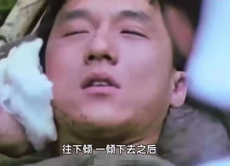 成龙深夜吃火锅,走路一瘸一拐疑旧伤复发