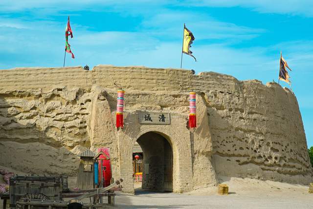 景点是游客可以参观游览的,其中的镇北堡西部影视城,是位于宁夏自治区