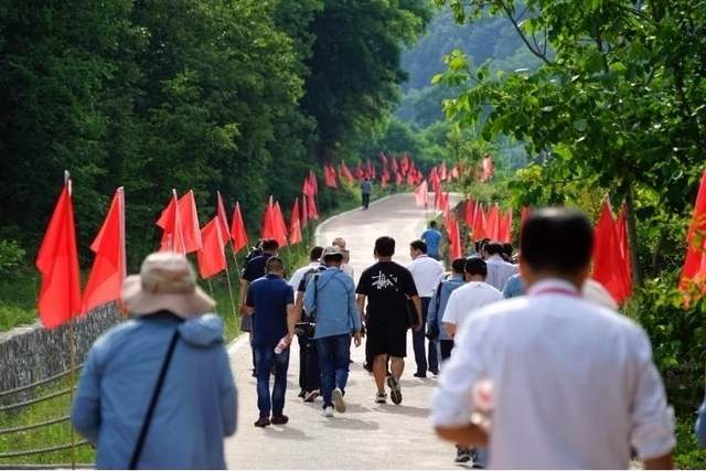 丹凤县有多少人口_商洛上百名家长彻夜排队只为抢个幼儿园名额(2)