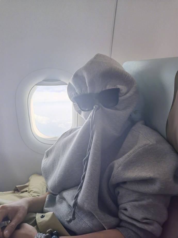 原创陈学冬在飞机上防晒自拍包裹严实看着都热这样还能认出是真爱