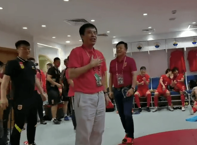 原创国足更衣室曝光65岁陈戌源罕见失态扭动身体转圈跳舞