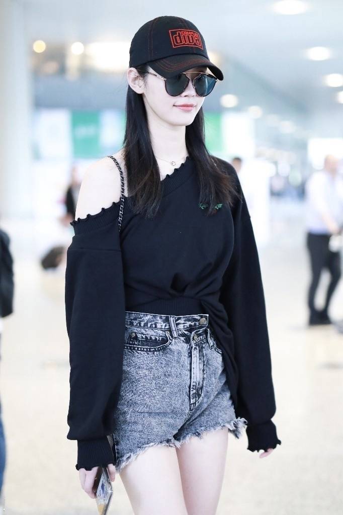 奚梦瑶穿露胃装现身,穿出不一样的新潮流,真不愧是国际超模!_衣服