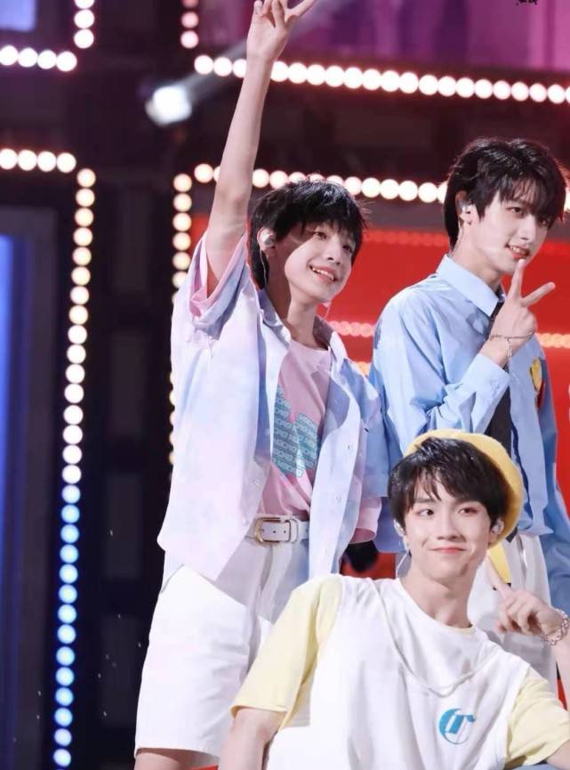 现在又开始捧新人,在6月15号晚上,时代峰峻让tf家族第三代登上某大型