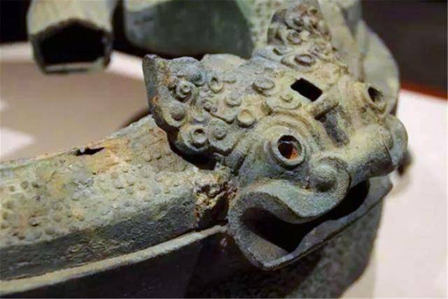 专家在安徽古墓发现一件残缺文物因上面一个字竟然成一级国宝