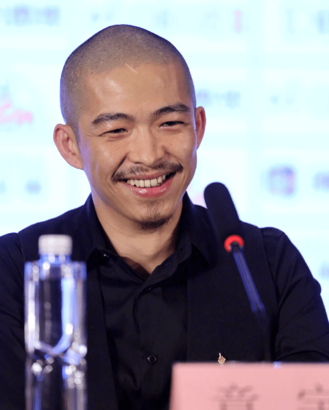 原创药神里的黄毛换发型了剃了个寸头和马丽合作网友这造型好酷