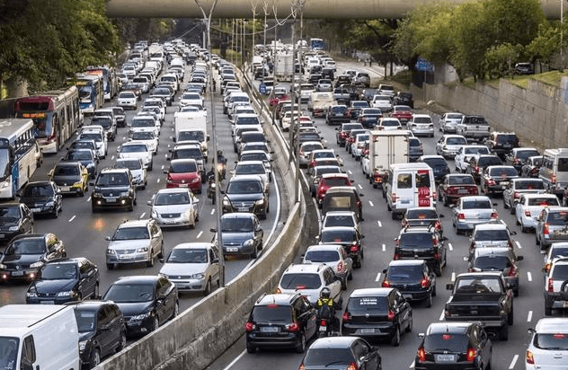 停在了高速公路的岔路口,然后自己站在马路中间,对来往的车辆又是鞠躬