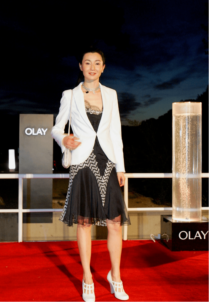 原创谁还敢喊56岁张曼玉"阿姨"?白西服搭小黑裙优雅减龄,像小姑娘