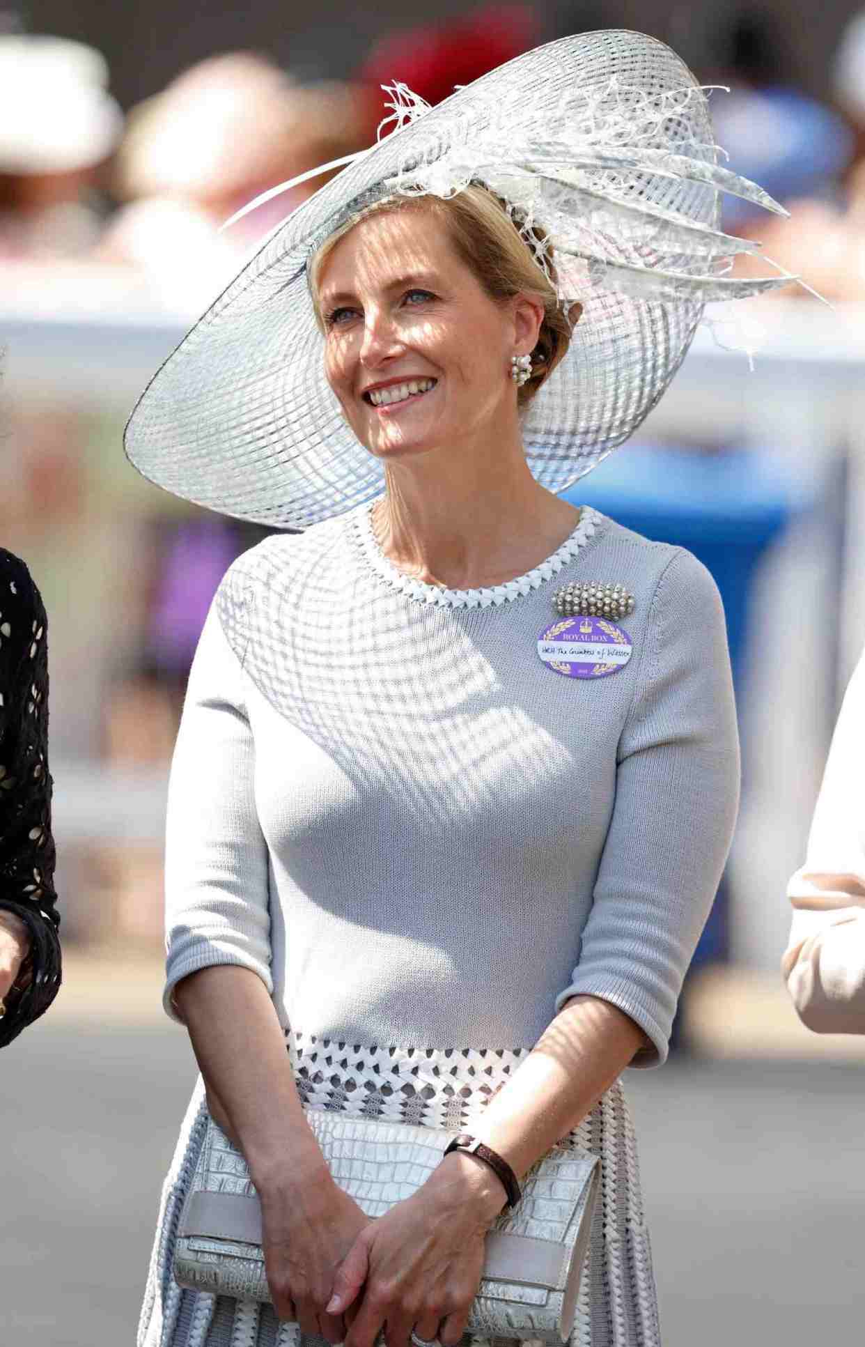 原创英国皇室马会上流贵妇们盛装亮相还是简约大气的穿搭最显贵气