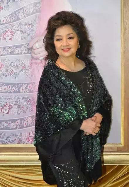 而当初徐小凤还为了自己的中国国籍放弃了一段感情,这段感情对于