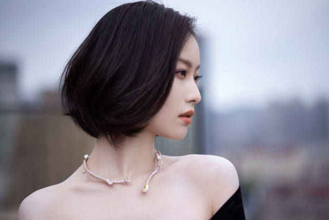 美如黑天鹅 倪妮身穿黑丝绒礼服亮相 展婀娜身姿气质绝美 妮妮