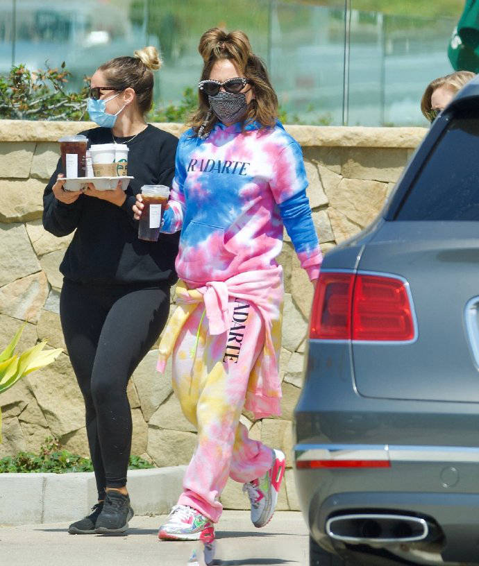 ladygaga出席活动造型怪异身材发福惨被网友吐槽像装嫩的大妈