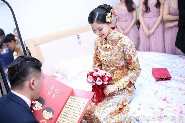 租婚纱弄脏_动漫婚纱情侣头像(3)