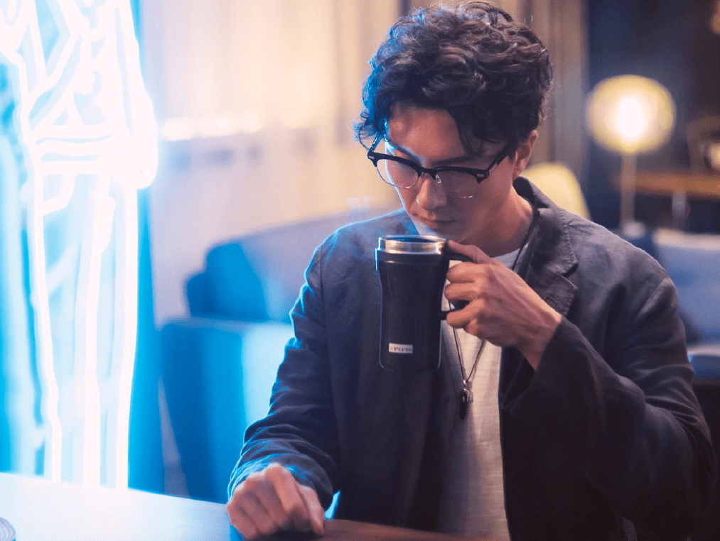 症,简单来说就是人格分裂的一种类型,他的主人格是放荡不羁的叶劲峰