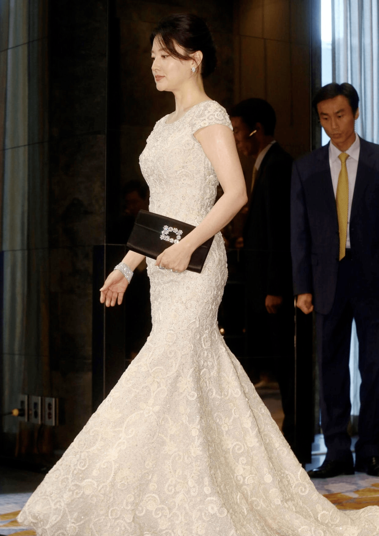 原创李英爱气质拿捏得太稳,穿条纹衬衫也有高级感,轻松美出圈