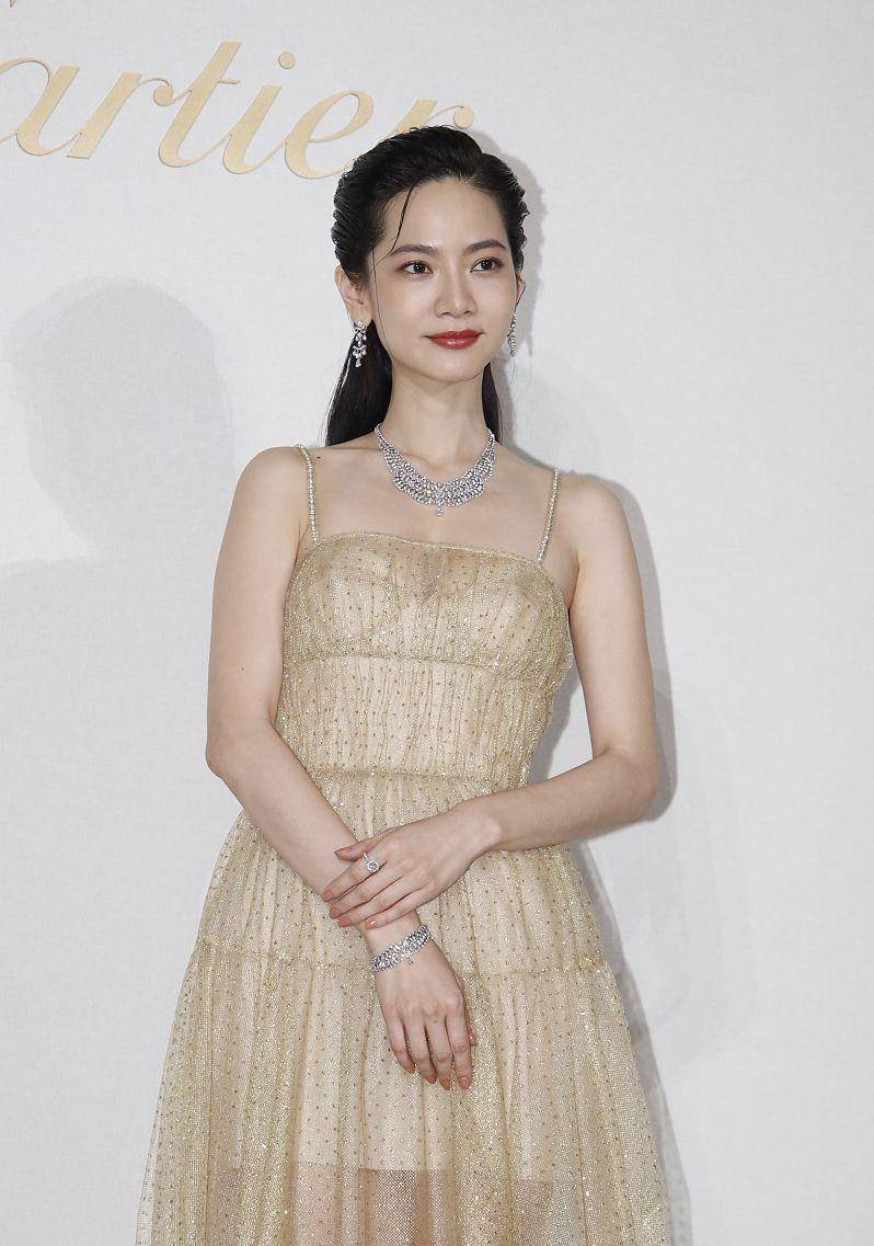 偶像剧女主穿的衣服有哪些款式 44d776a8510d4dcbbd9b58b445eba847.jpeg