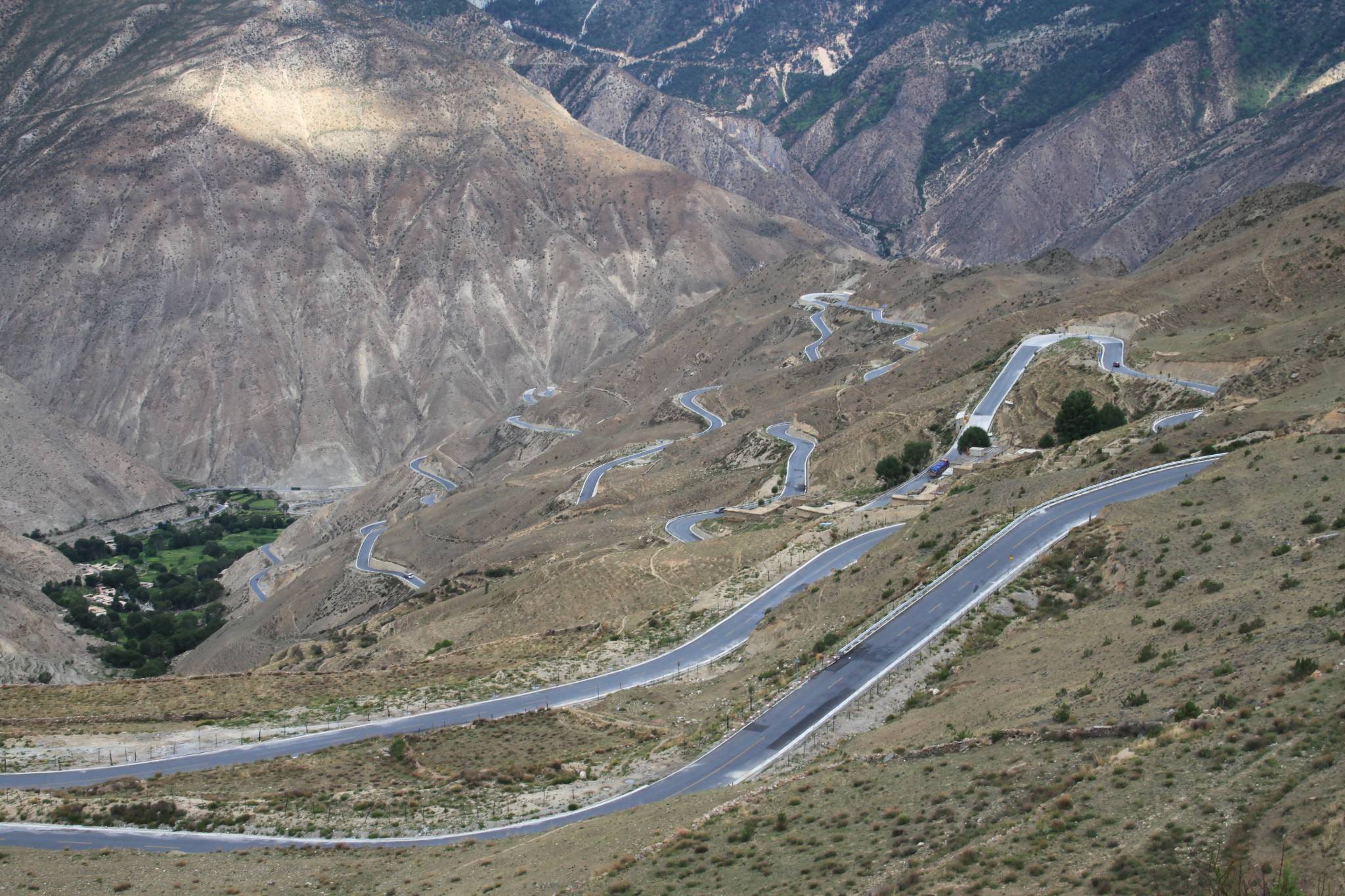 在川藏线上,为什么司机经常向窗外扔一支烟,看完肃然生敬!_公路