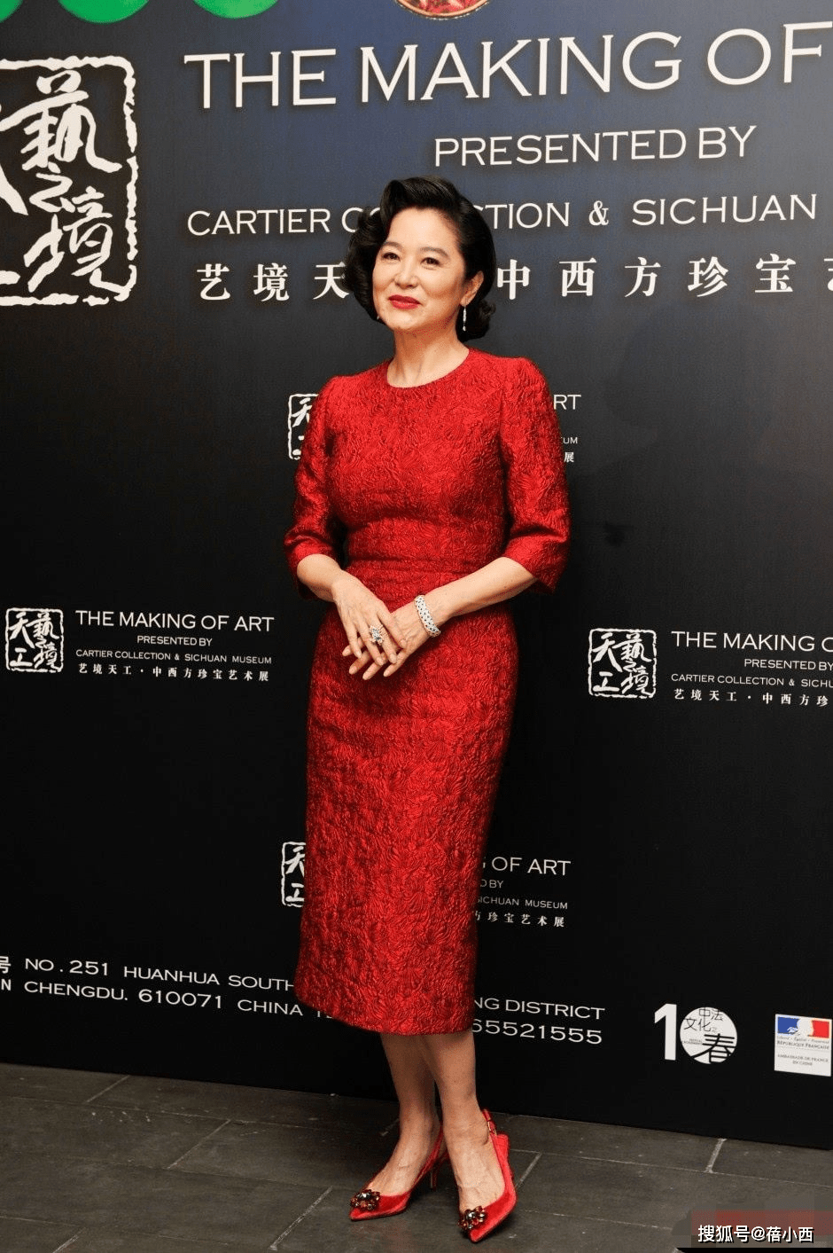 林青霞真是骨子里透着高级感,穿黑色裙装配玫瑰花胸针,气质优雅_身材