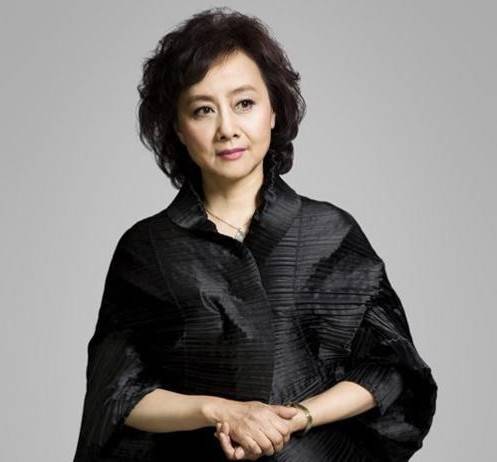 27岁出道28岁成八一制片厂演员正师级待遇与丈夫姐弟恋恩爱36年