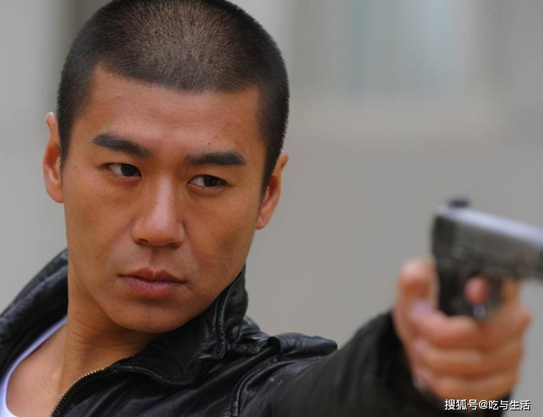 跑了10年龙套,搭档吴京走红,为爱暴瘦54斤,39岁年轻帅气_徐佳