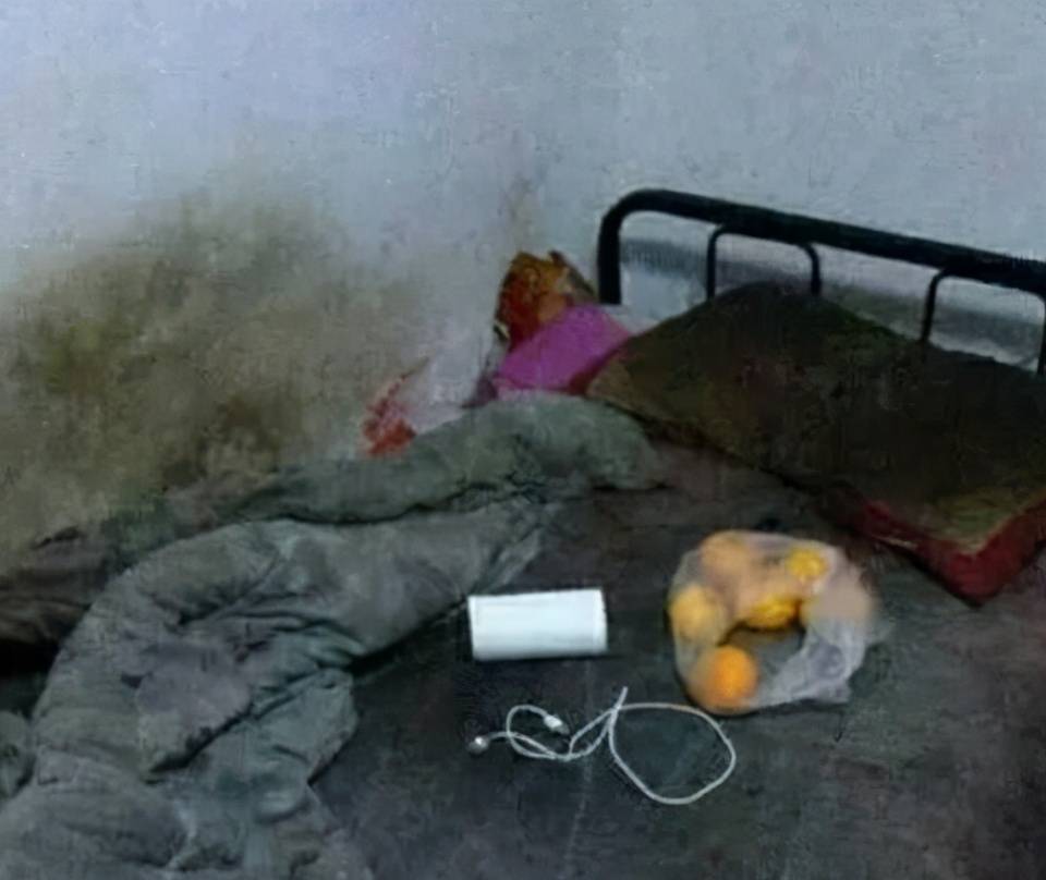 带女友回家,她说我的房间脏,真的吗?#搞笑##搞笑图片