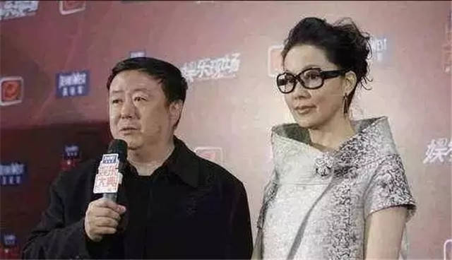 要知道尤小刚那个时候是有妻子的,当时尤小刚的妻子叫做田歌,是北京