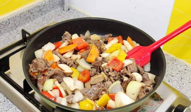 如何炒牛肉嫩又好吃彩椒 03b5f7c803b240ac8fe35a44240c3449.jpeg