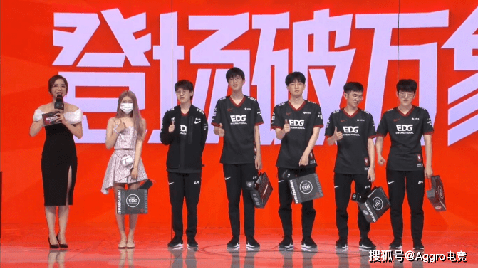 edg战胜rw后,mekio现场收到奢侈品包包_meiko