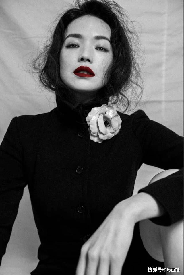 原创舒淇绝美吸烟装纯黑色套装上身都能这么性感气质韵味足