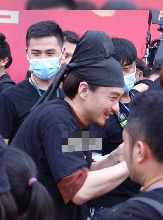 张嘉译现身横店拍新戏,一头白发显憔悴