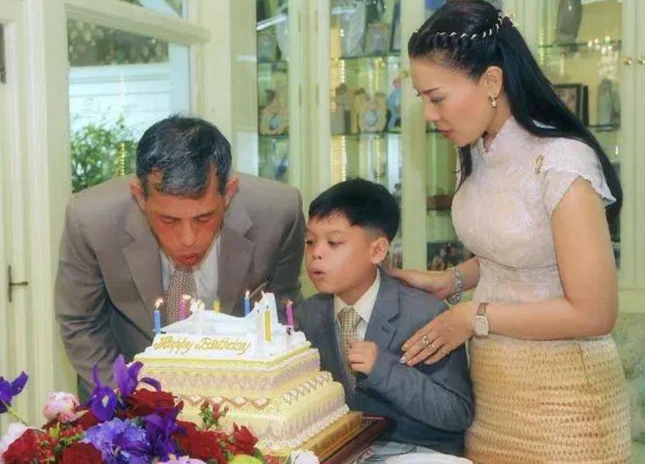 尤其微笑的时候更是亲和力满满,坐实了泰国最美王妃的头衔