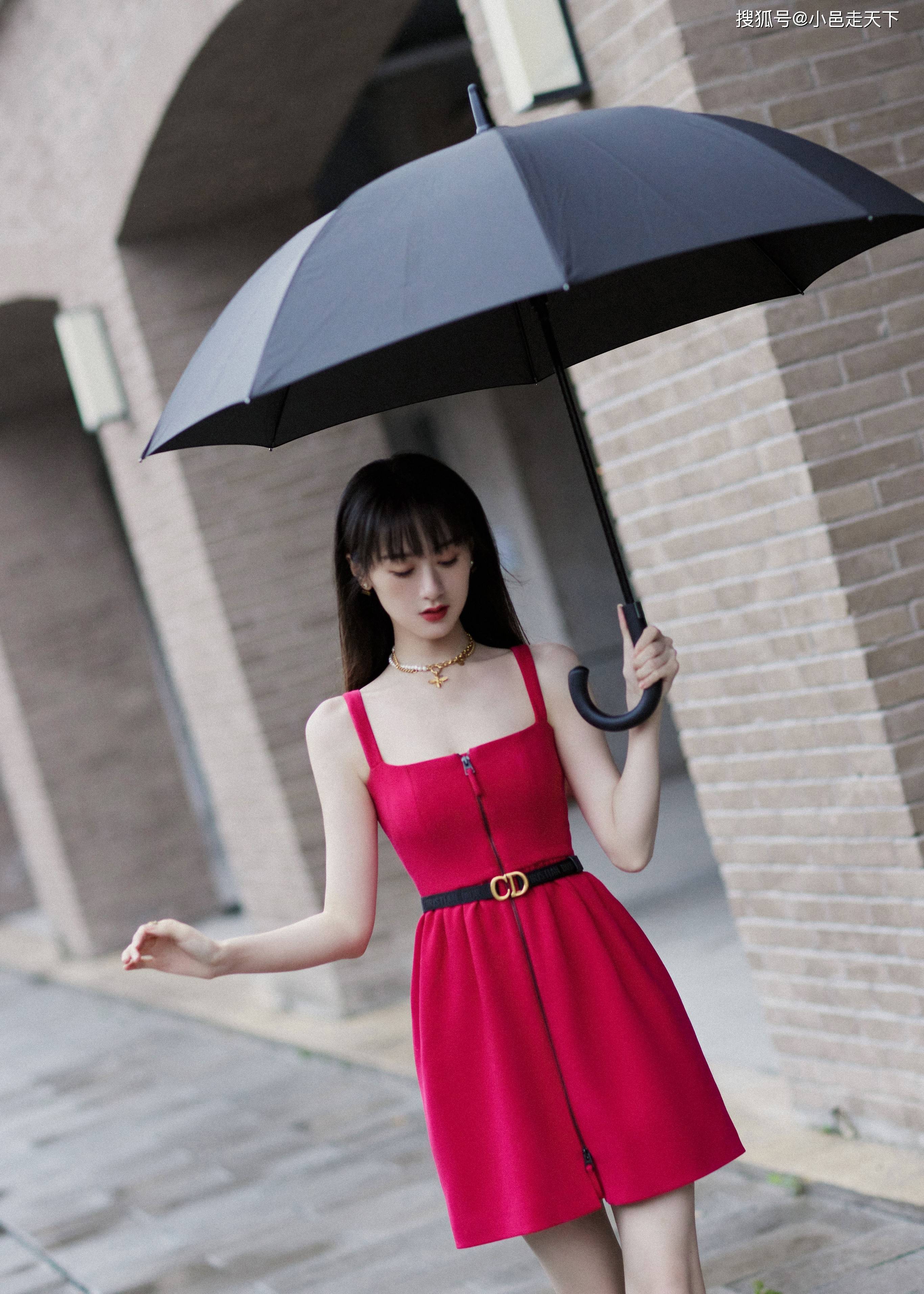 袁冰妍一字红色长裙性感写真