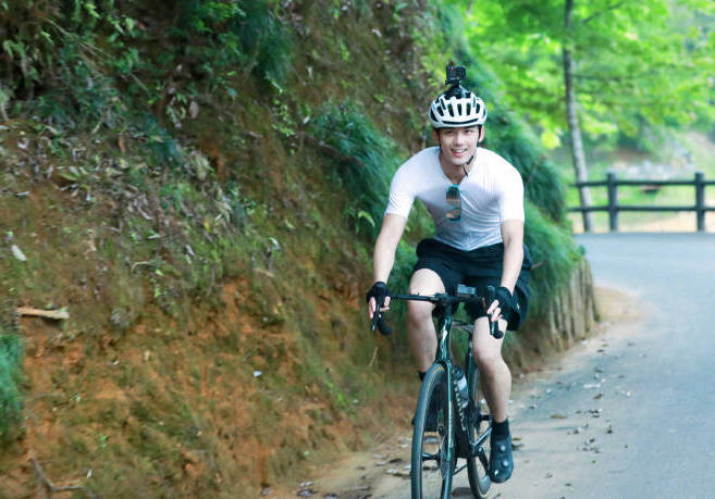 吴磊低头查看自行车状况. 吴磊对镜